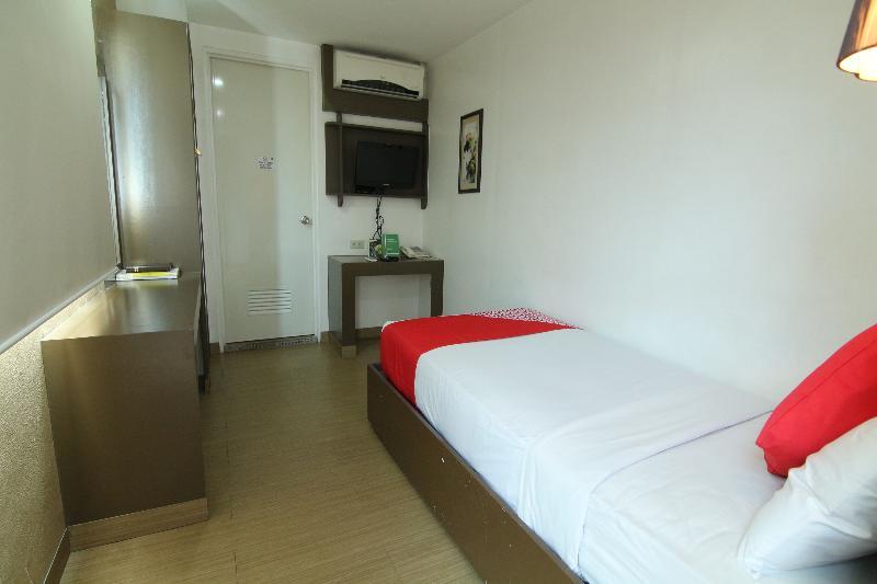 Oyo 24H City Hotel Near Makati Medical Center 마카티 외부 사진